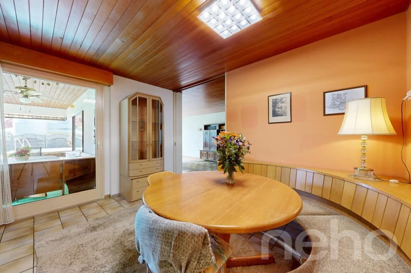 Spacious 7½ room single-family house with pool in a preferred residential area (5)