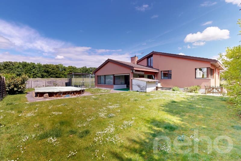 Spacious 7½ room single-family house with pool in a preferred residential area (3)