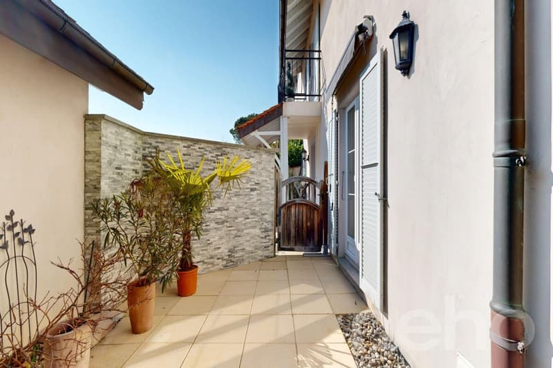 Semi-detached house with large garden and spacious volumes (7)