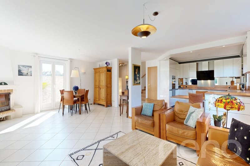 Semi-detached house with large garden and spacious volumes (4)