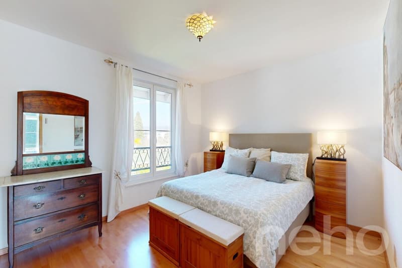 Semi-detached house with large garden and spacious volumes (8)