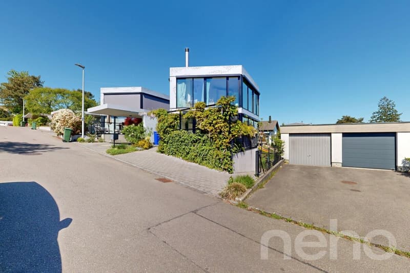 Exclusive design house with gallery & impressive glass front (2)
