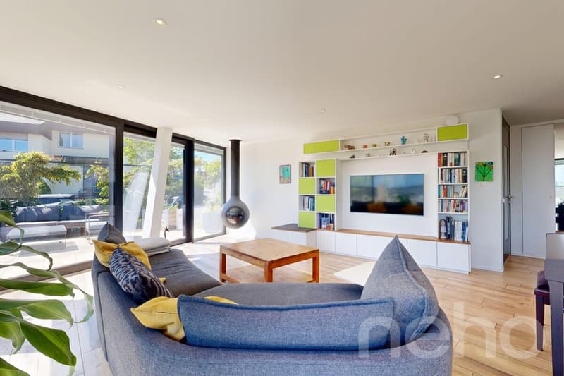 Exclusive design house with gallery & impressive glass front (7)