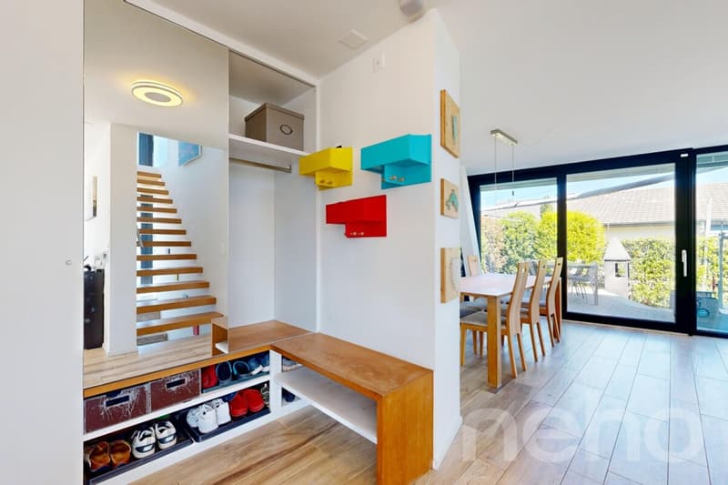 Exclusive design house with gallery & impressive glass front (12)