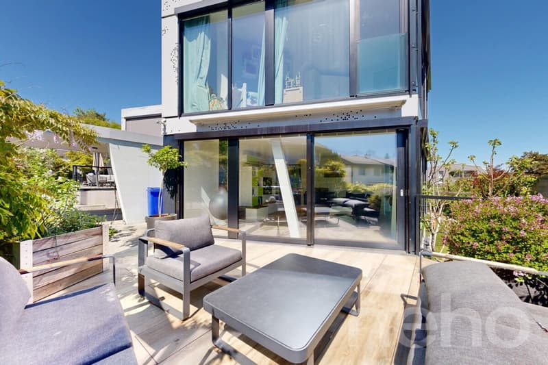 Exclusive design house with gallery & impressive glass front (10)