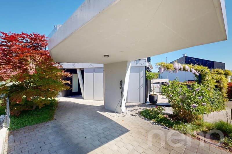 Exclusive design house with gallery & impressive glass front (11)