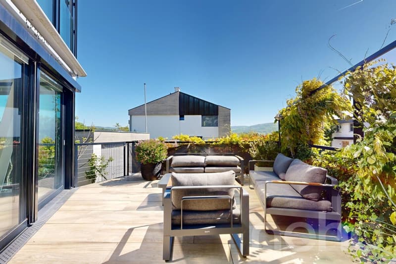 Exclusive design house with gallery & impressive glass front (9)