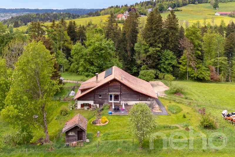 Renovated 1640 Farmhouse: 2 Apartments + Huge Barn with Great Potential (2)