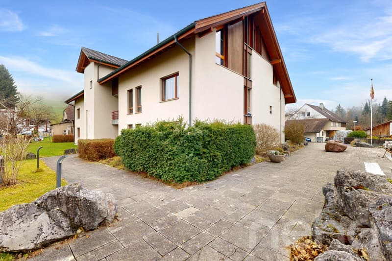 Appartamento luminoso 4.5 locali con camino, balcone, e vista sul verde. Vicino a Thun. (2)
