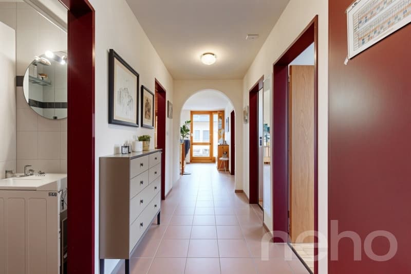 Appartamento luminoso 4.5 locali con camino, balcone, e vista sul verde. Vicino a Thun. (5)