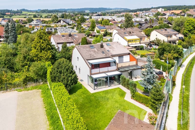 Maison mitoyenne moderne avec grand environnement (3)