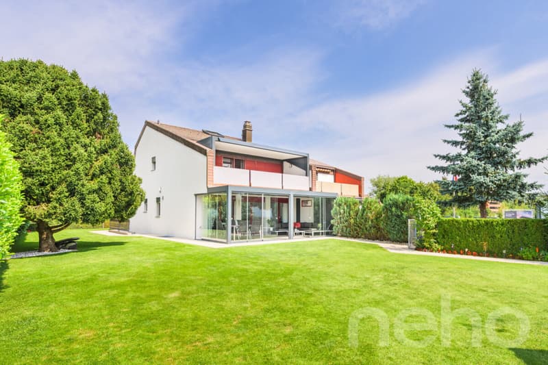 Maison mitoyenne moderne avec grand environnement (1)