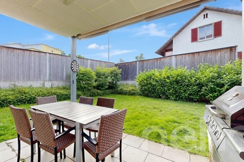 Moderne 3.5-Zimmer-Gartenwohnung mit 184 m² Garten und Sitzplatz (11)