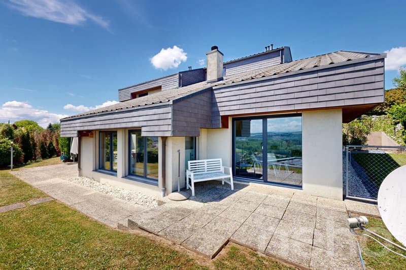 Magnificent individual villa with panoramic views of the lake (1)