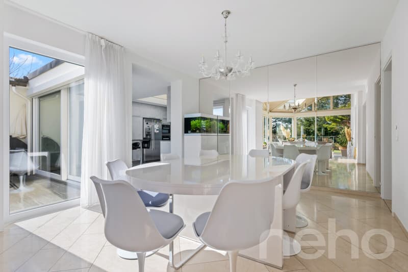 Villa exclusive avec galerie, piscine intérieure et jardin idyllique (9)
