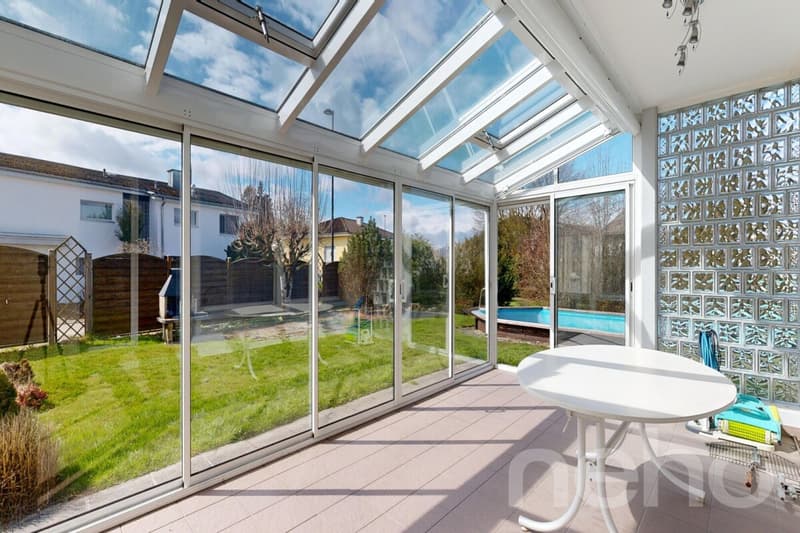 Detached single-family home with large garden, outdoor pool, and winter garden (3)