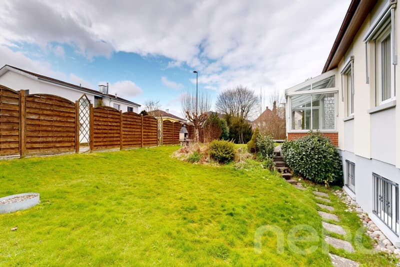 Detached single-family home with large garden, outdoor pool, and winter garden (12)