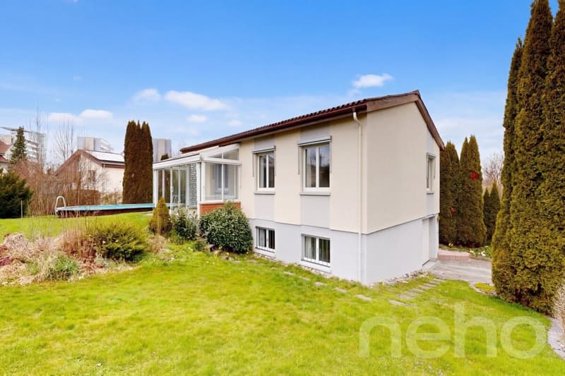 Detached single-family home with large garden, outdoor pool, and winter garden (2)