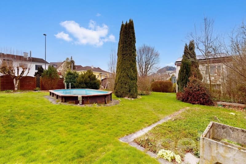 Detached single-family home with large garden, outdoor pool, and winter garden (4)