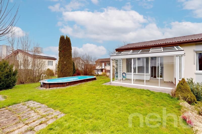 Detached single-family home with large garden, outdoor pool, and winter garden (11)