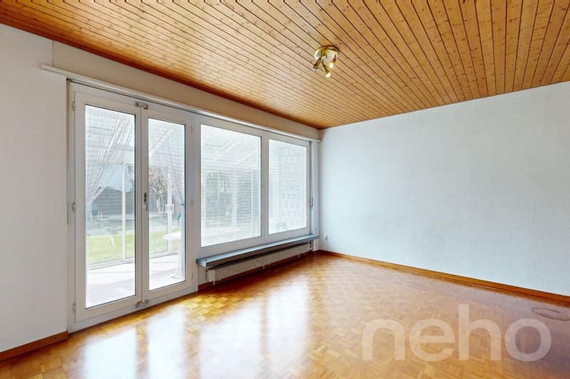 Detached single-family home with large garden, outdoor pool, and winter garden (5)