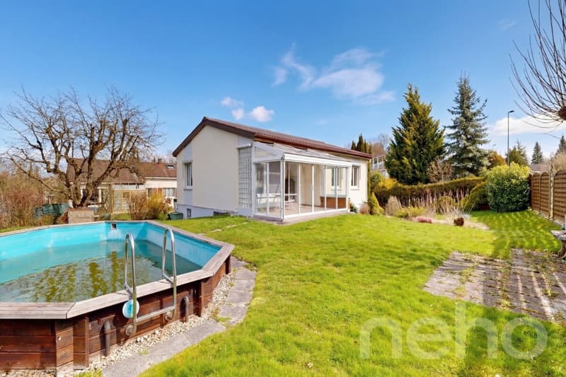 Detached single-family home with large garden, outdoor pool, and winter garden (1)