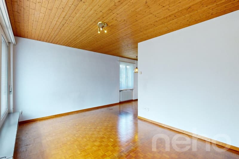Detached single-family home with large garden, outdoor pool, and winter garden (7)