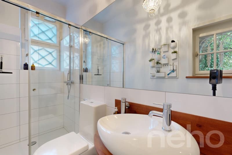Spacious 6-room apartment with historic charm (in building rights) (10)