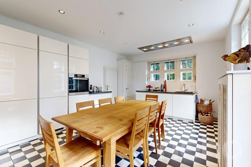 Spacious 6-room apartment with historic charm (in building rights) (5)