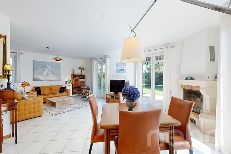 Semi-detached house with large garden and spacious volumes (2)