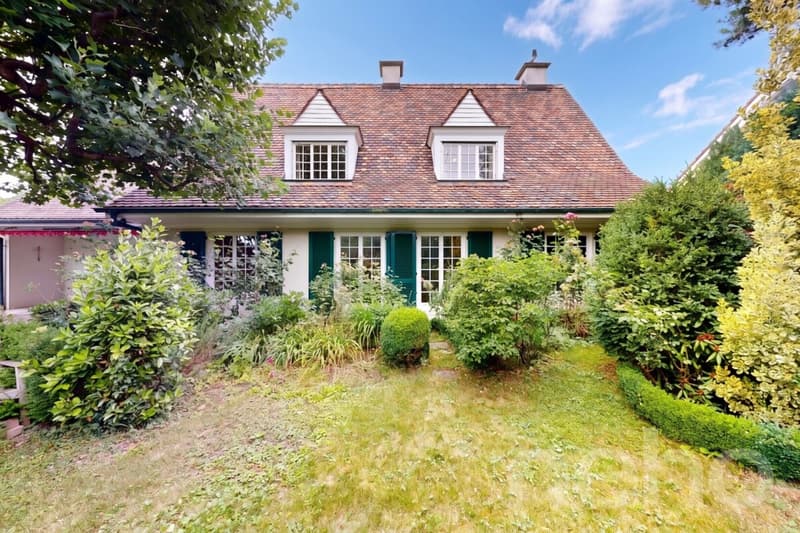 Villa di famiglia con giardino da sogno e potenziale di sviluppo unico (12)