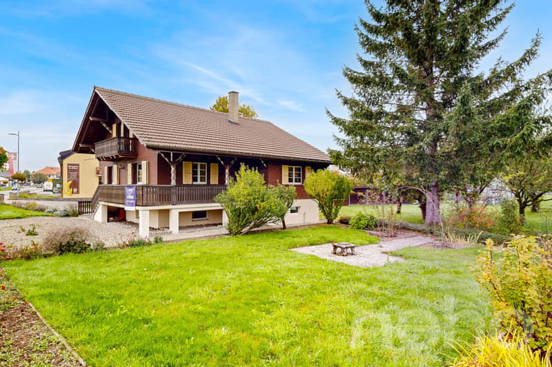 Chalet de caractère sur 1'741 m² avec rivière et potentiel (3)