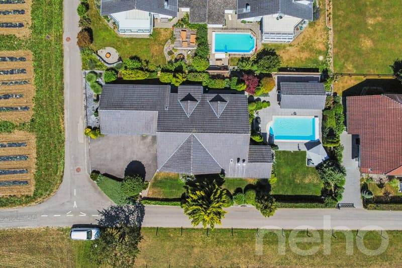 Stylish home with unobstructable view and pool (12)