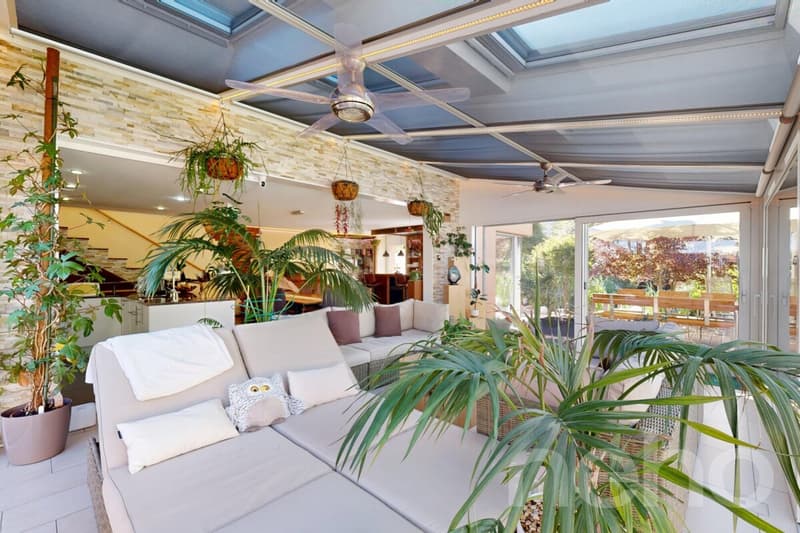 Eine lichtdurchflutete Villa im Herzen einer grünen Umgebung (4)