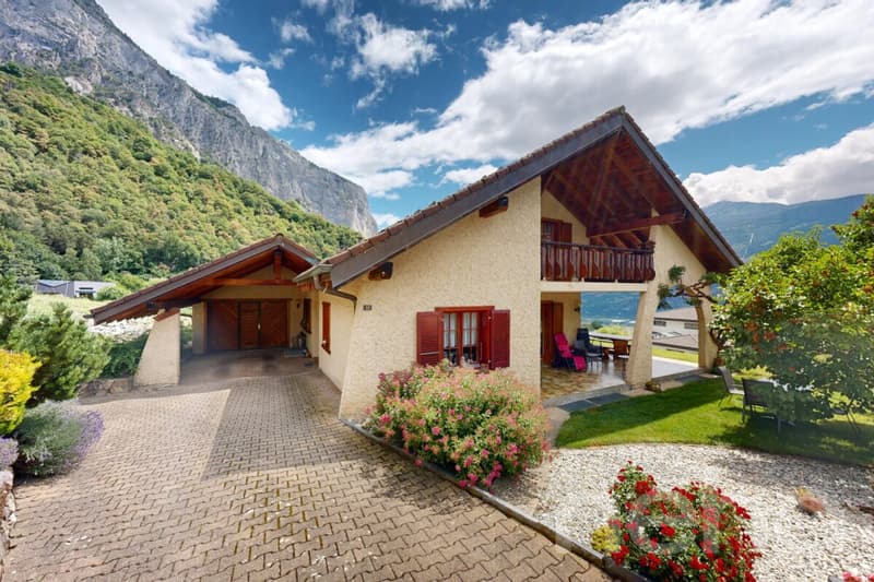 Spacious Villa - privileged location with large plot (1)