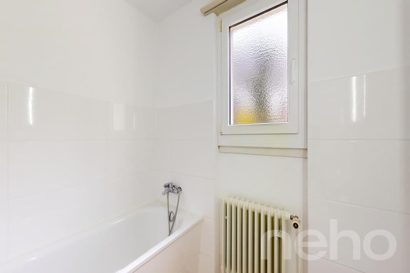 Nasszelle mit Badewanne im EG (2022)