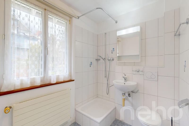Nasszelle mit Dusche im Obergeschoss