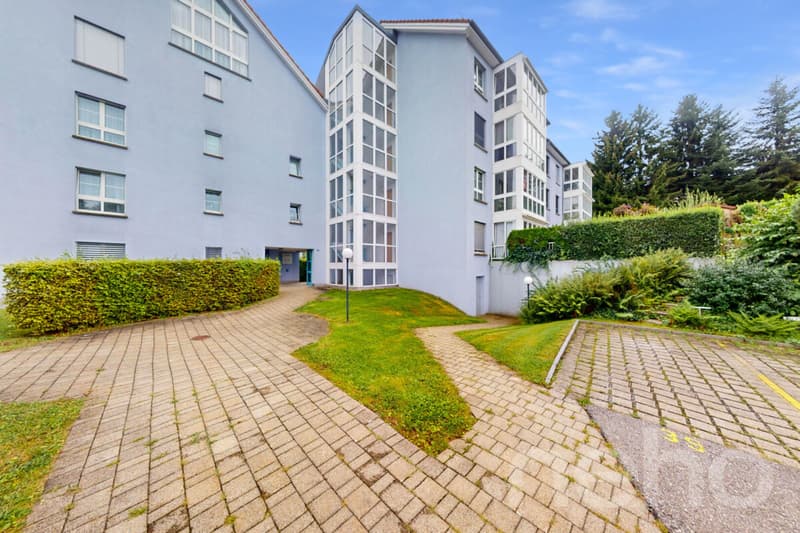 Charming 3.5-room apartment with winter garden & fireplace in Wittenbach (1)
