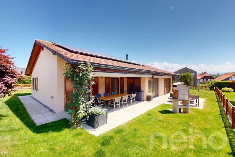 Bright ground-floor villa with tree-lined garden in Onnens (2)