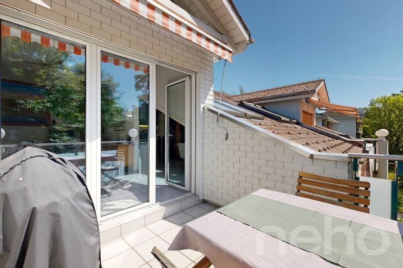 Appartement mansardé de 4,5 pièces inondé de lumière avec vue sur la verdure (10)