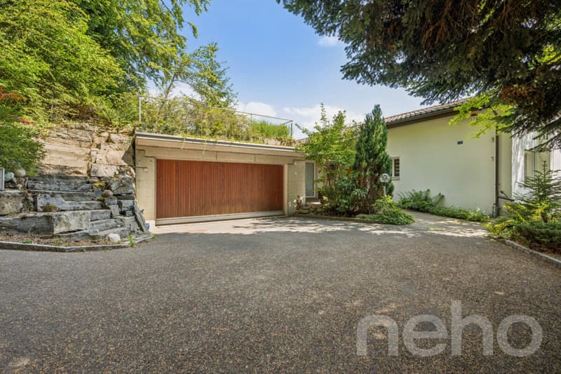 Living on a south-facing slope with mountain views and building land reserve (10)