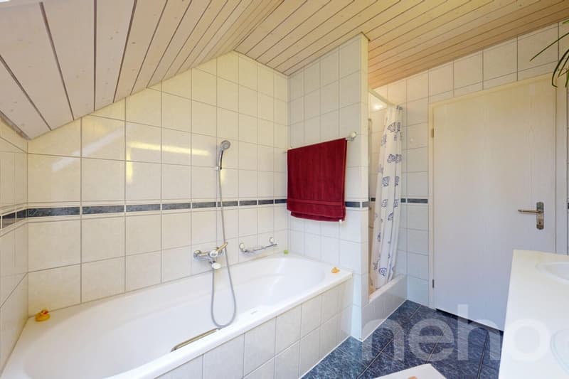 Nasszelle mit Dusche und Badewanne