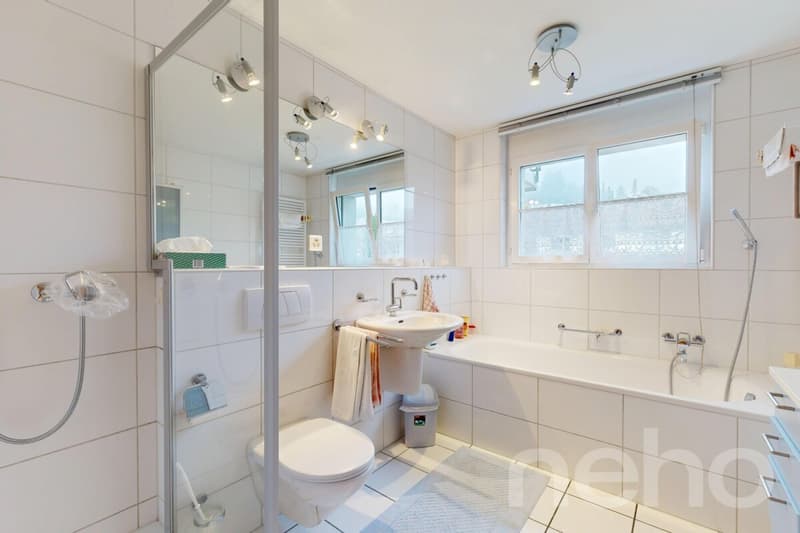 Nasszelle mit Badewanne und Fenster