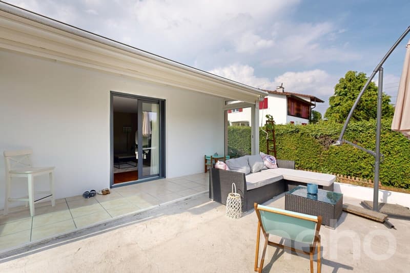 Maison unifamiliale modernisée avec cuisine design et jardin d'hiver (7)