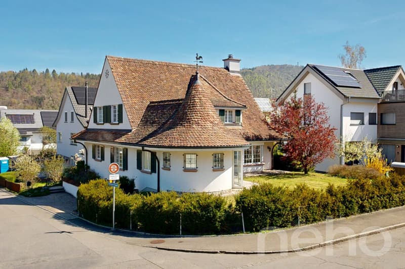 Exklusives 6.5-Zimmer-Landhaus an zentraler und dennoch ruhiger Lage (1)