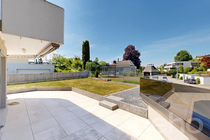 Vista sul lago, giardino e possibilità di utilizzo polivalenti (8)