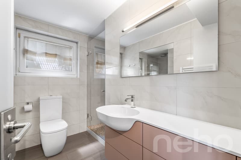 Casa unifamiliare di 6 locali in una strada chiusa tranquilla con piscina esterna (8)