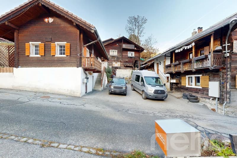 Exclusif: Chalet sur trois niveaux avec jardin (3)