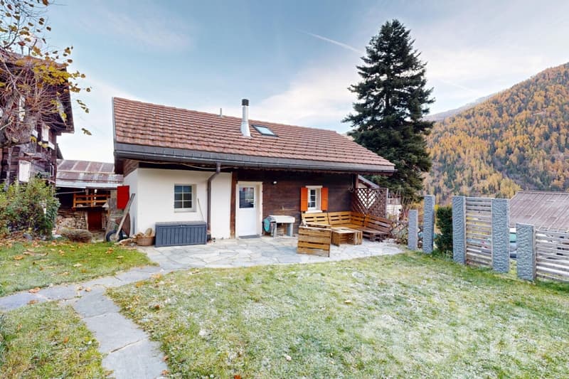 Exclusif: Chalet sur trois niveaux avec jardin (1)