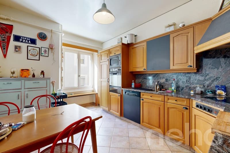 Mixed-use building 2 businesses + 3.5 + 8.5 in duplex (11)